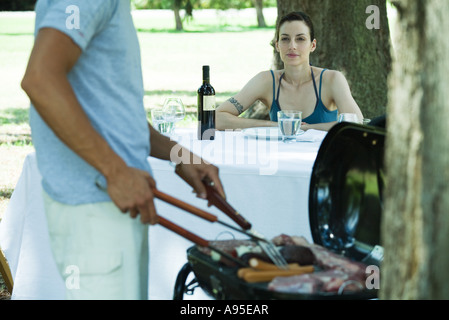 Couple having barbecue Banque D'Images
