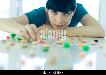 Femme organiser confiseries sur table Banque D'Images