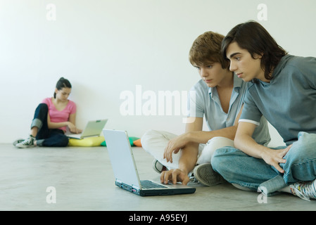 Les adolescents à l'aide d'ordinateurs portables Banque D'Images