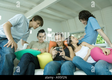 Teenage friends hanging out on sofa Banque D'Images