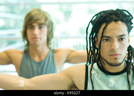 Les jeunes hommes avec les bras en classe d'exercice Banque D'Images