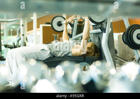 Man lifting barbell en deuxième homme points chauds Banque D'Images