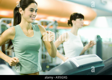 Deux femmes en marche sur des tapis roulants Banque D'Images