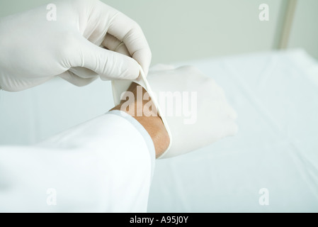 Médecin de mettre des gants en latex, close-up Banque D'Images