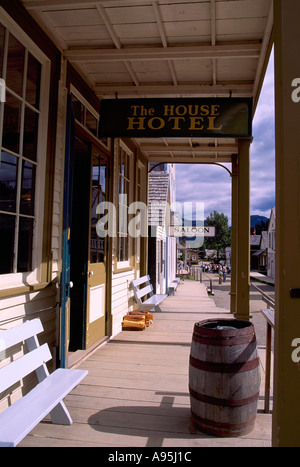 Un hôtel et le carré sur la rue Main dans la ruée vers l'or restauré Ville de Barkerville dans la région de Cariboo en Colombie-Britannique, Canada Banque D'Images