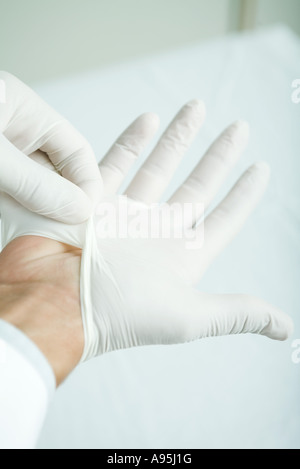 Médecin de mettre des gants en latex, close-up Banque D'Images