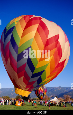 De ballons à air chaud de montgolfières près de Armstrong, au nord de la région de Thompson Okanagan, BC, British Columbia, Canada Banque D'Images