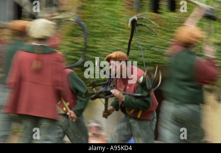 Abbots Bromley Horn Dance effectué par les hommes le cerf à Blithfield Hall Staffordshire Banque D'Images