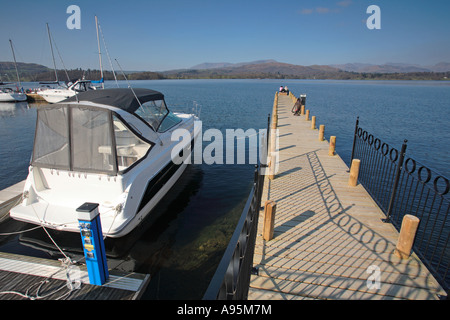 Bois faible Marina, le lac Windermere, Lake District, Cumbria, Royaume-Uni, Europe Banque D'Images