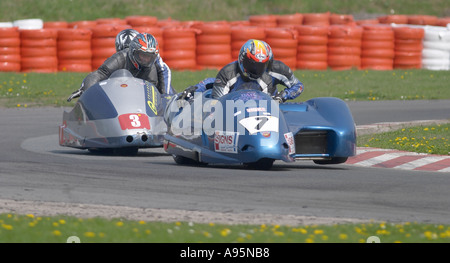 Side-car racing à trois soeur Racing Circuit Ashton dans Makerfield Wigan Banque D'Images