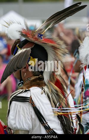 Dancer in feather coiffures du printemps à Topsfield Pow-wow, Massachusetts USA 2005 Banque D'Images