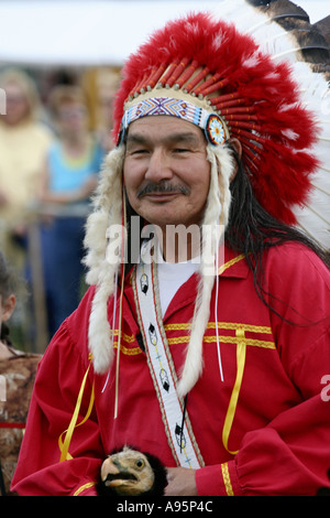 Ancien danseur dans la région de feather coiffures du printemps à Topsfield Pow-wow, Massachusetts USA 2005 Banque D'Images