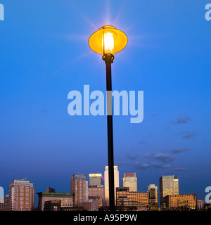 Canary Wharf London England uk s'allume dans la soirée Banque D'Images