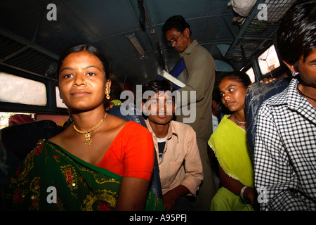 Passagers indiens et conducteur de bus collectant les tarifs entre Vadodara et Ahmedabad, Gujarat, Inde Banque D'Images