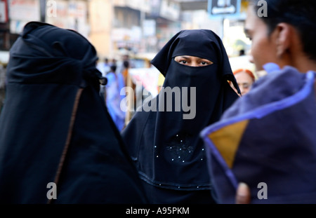 Des femmes indiennes musulmanes portant du niqab à Ahmedabad, dans le Gujarat, en Inde Banque D'Images