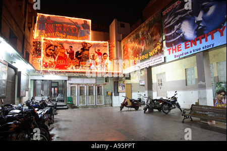 Les panneaux d'affiche de film cinéma extérieur, Ahmedabad, Gujarat, Inde Banque D'Images