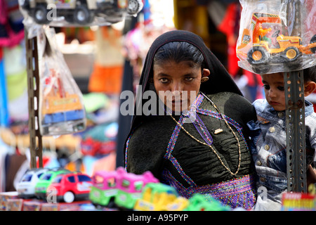 Les femmes et les enfants de la tribu rabari en marché à Anjar, Inde Banque D'Images