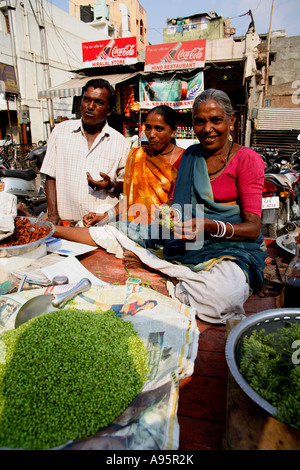 Les détenteurs indiens de Sall sur le marché, Vadodara, Gujarat, Inde Banque D'Images