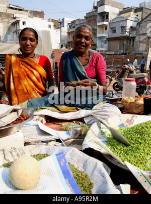 Les détenteurs de Sall indiens sur le marché, Vadodara, Gujarat, Inde Banque D'Images