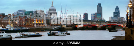 2007 crépuscule London England UK Tamise panorama de la ville de Waterloo Bridge, south east side. Banque D'Images