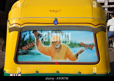 Image de l'Indien Guru Sai Baba à l'arrière de Auto Rickshaw à l'extérieur de la gare, Vadodara Station, Gujarat, Inde Banque D'Images