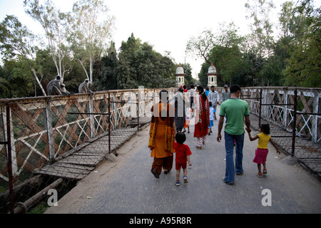 Touristes locaux visitant les animaux du zoo à Sayaji Baug, Vadodara, Gujarat, Inde Banque D'Images
