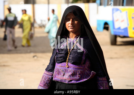 Rabari femme tribale à Bhuj-bus stand, district de Kutch, Gujarat, Inde Banque D'Images