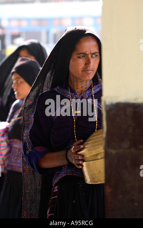 Rabari femme tribale à Bhuj-bus stand, district de Kutch, Gujarat, Inde Banque D'Images