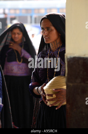 Rabari femmes tribales avec des tatouages de cou à Bhuj bus-stand, district de Kutch, Gujarat, Inde Banque D'Images