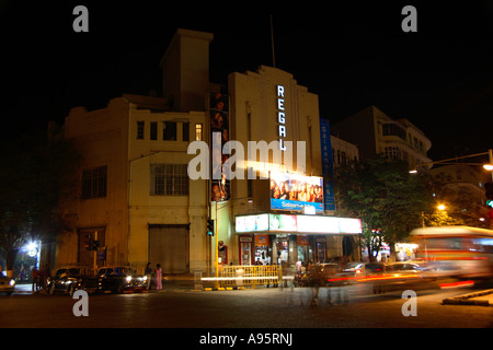 Des sentiers de voiture à l'extérieur de Regal Cinema (cinéma art déco), Colaba, Mumbai, Inde Banque D'Images