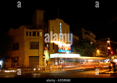 Des sentiers de voiture à l'extérieur de Regal Cinema (cinéma art déco), Colaba, Mumbai, Inde Banque D'Images