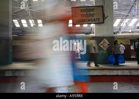 Passagers indiens flous utilisant la vitesse d'obturation lente (0.3 secondes) au Churchill Railway Terminus, Mumbai, Inde Banque D'Images