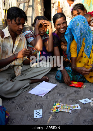 Famille indienne jouant des cartes dans la rue à l'extérieur de la maison de manty, d'Mello Road, Mumbai, Inde Banque D'Images