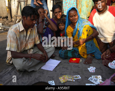 Famille indienne jouant des cartes dans la rue à l'extérieur de la maison de manty, d'Mello Road, Mumbai, Inde Banque D'Images