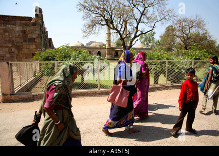 Famille indienne visitant le monument Sahar Ki Masjid à Champaner, Gujarat, Inde Banque D'Images