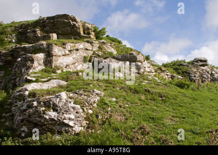 Les roches de calcaire sur un ciel bleu surplombant le Forcella Staulanza près de Castleton dans le Derbyshire. Banque D'Images