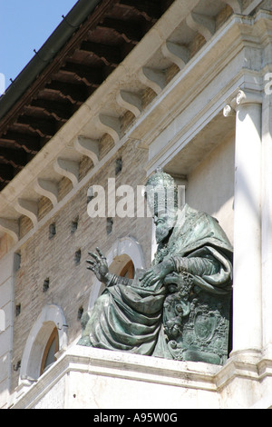 Statue du pape Sixte V dans le centro de Fermo, Ascoli Piceno Province des Marches, Marches, Italie Banque D'Images