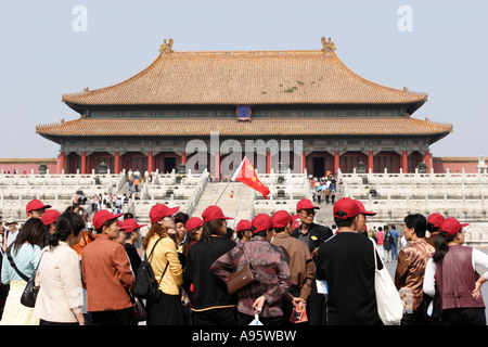 Groupe de touristes chinois devant le hall de l'Harmonie Suprême Cité Interdite Palais impérial de Chine Beijing Banque D'Images