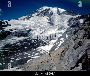 Parc national de Mount Ranier à Washington montrant les randonneurs sur la montagne au-dessus des arbres près de Paradise Salon Banque D'Images