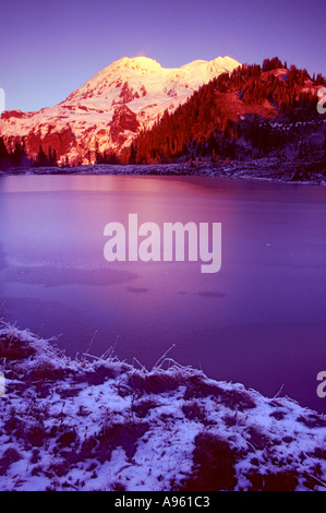 Mt Rainier au-dessus du lac Aurora Banque D'Images