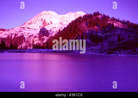 Mt Rainier au-dessus du lac Aurora Banque D'Images