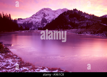Mt Rainier au-dessus du lac Aurora Banque D'Images
