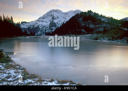 Mt Rainier au-dessus du lac Aurora Banque D'Images