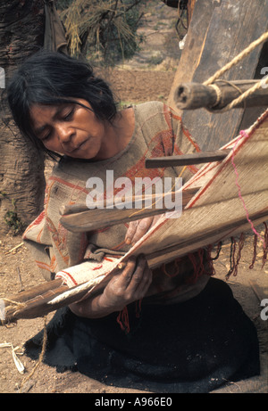 Mexique État d'Oaxaca. Femme indienne du groupe ethnique Mixtec tissage en utilisant un métier à tisser backstrap. Banque D'Images