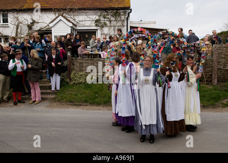 Les noeuds de mai chers danseurs Morris dance équipe bonne vendredi Rose Cottage Inn Alciston Sussex England HOMER SYKES Banque D'Images