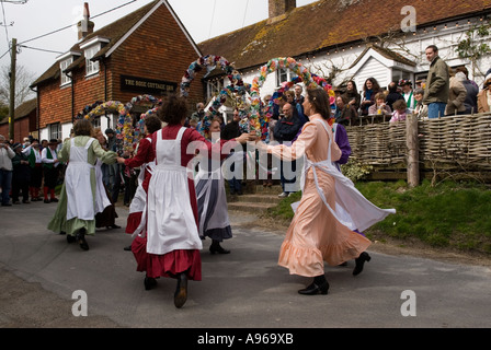 Les noeuds de mai, chers danseurs Morris dance team. Le Vendredi saint, le Rose Cottage Inn, Alciston Sussex England. Banque D'Images