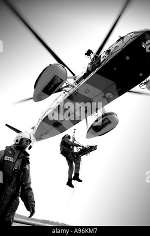 Yarmouth RNLI Lifeboat Air Sea Rescue Helicopter India Juliet Exercice Ile de Wight Angleterre Royaume-uni Grande-Bretagne Banque D'Images