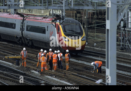 Pendolino Virgin Rail track réseau passant les travailleurs au Rugby, Warwickshire, England, UK Banque D'Images