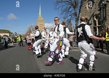 Morris La danse à travers les rues d'Oxford Banque D'Images