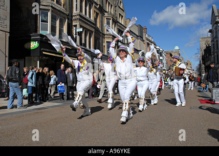 Morris La danse à travers les rues d'Oxford Banque D'Images